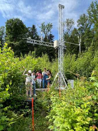 Group looking at HON eddy covariance tower of the GL group