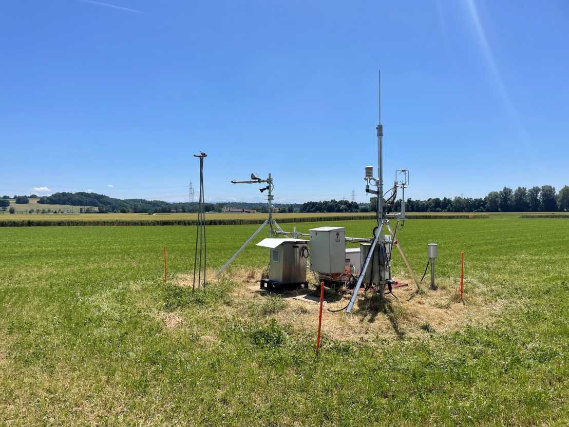 Enlarged view: Close-up of an eddy station in a grassland, blue sky, mountains in the far back
