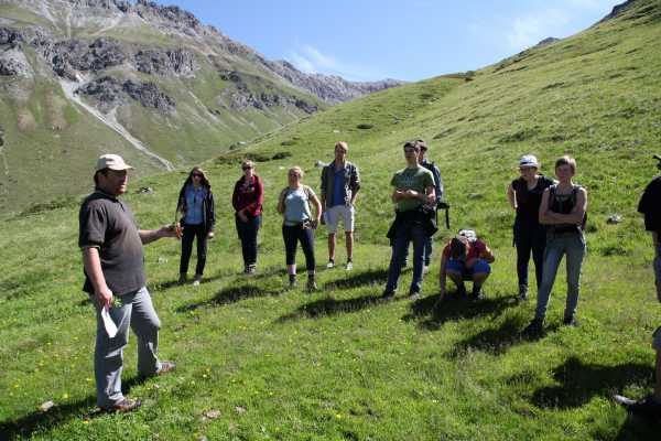 Samuel Schmid giving details about alpine vegetation