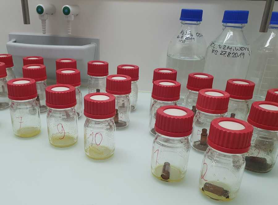 Enlarged view: Small glass vials in bigger glas bottles, a little bit of bubbling liquid