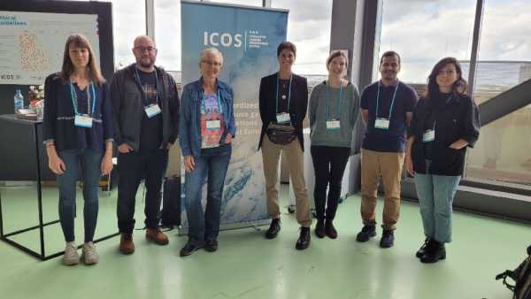 Enlarged view: Group of people posing in front of ICOS logo