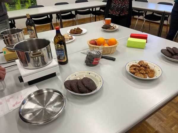 Table with mulled wine and gingerbread